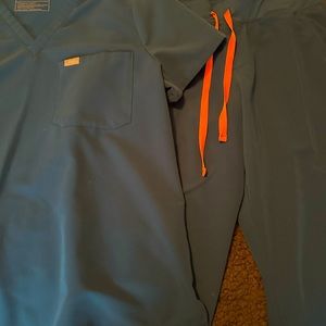 Figs Women’s XLP jogger scrub pants and XL top. EUC.